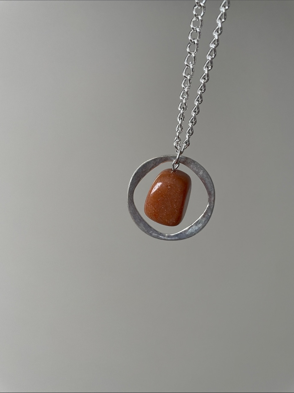 Hanging orange speckled rectangular stone necklace - Picture 6 of 6